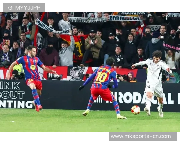 国王杯激战巴萨与巴黎圣日耳曼战成平局转会传闻引发球迷热议