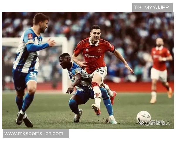 足总杯精彩对决曼联与多特蒙德战成平局争议判罚引发全场热议