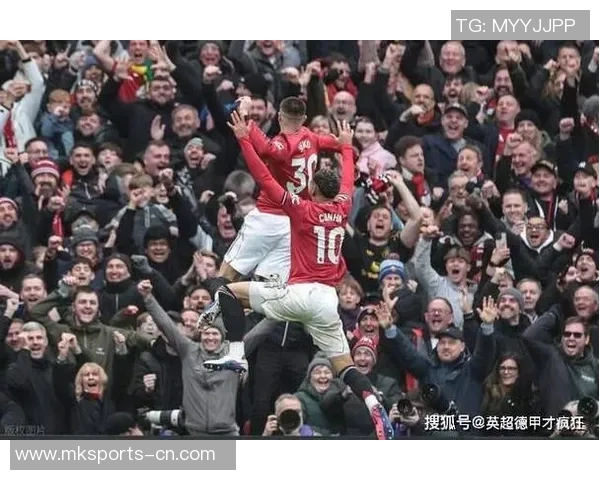 德甲激战：那不勒斯险胜曼联引发争议判罚全场沸腾